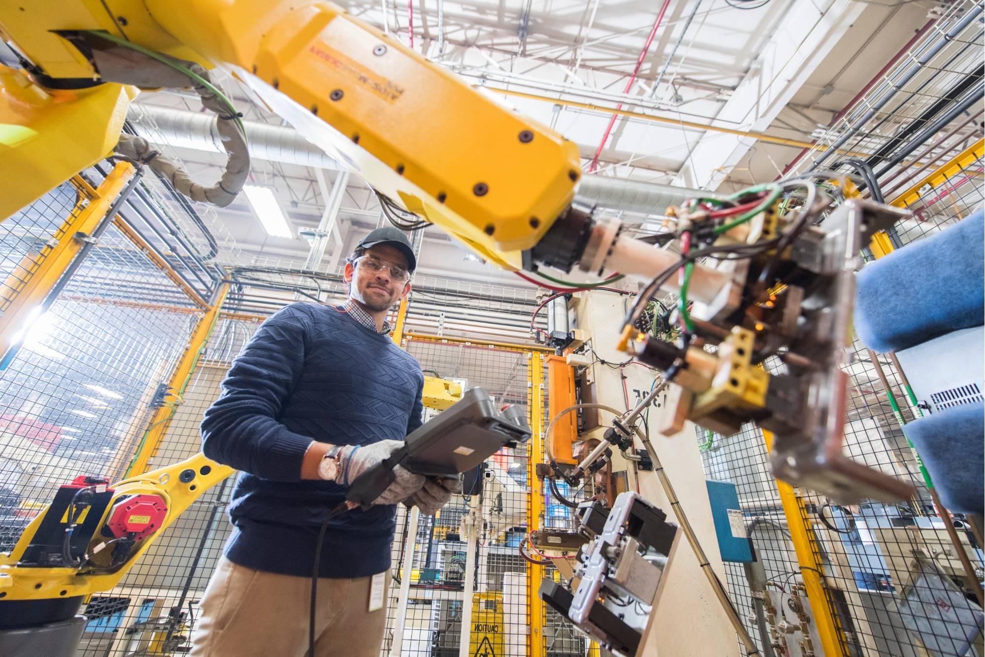 A GVSU国际学生 working at an Engineering Co-op.